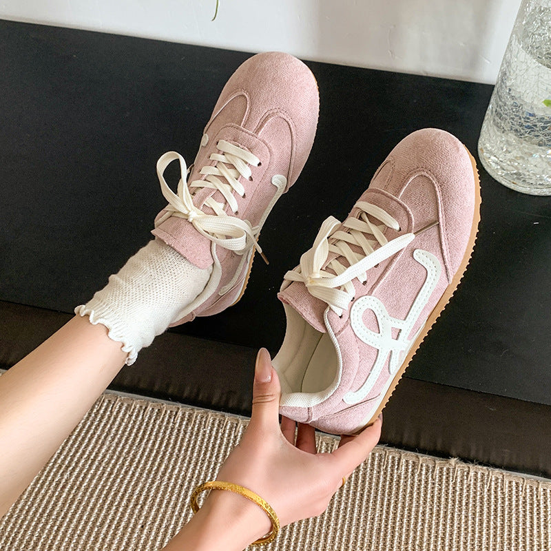 Dame sporty sneakers af højkvalitets suede med åndbare indlæg og skridsikker sål Stilla