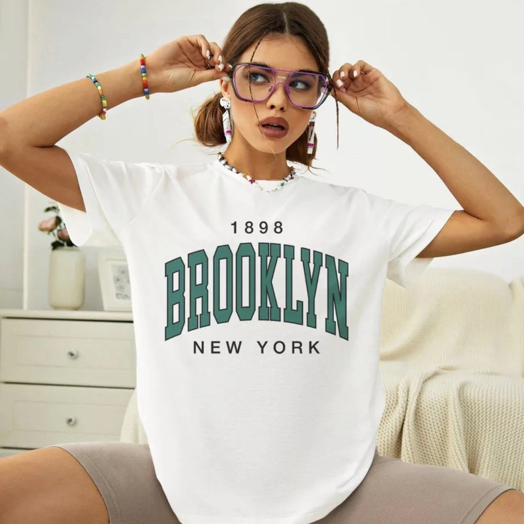 Dame T-shirt med sporty Brooklyn-design og afslappet oversized-snit Stilla