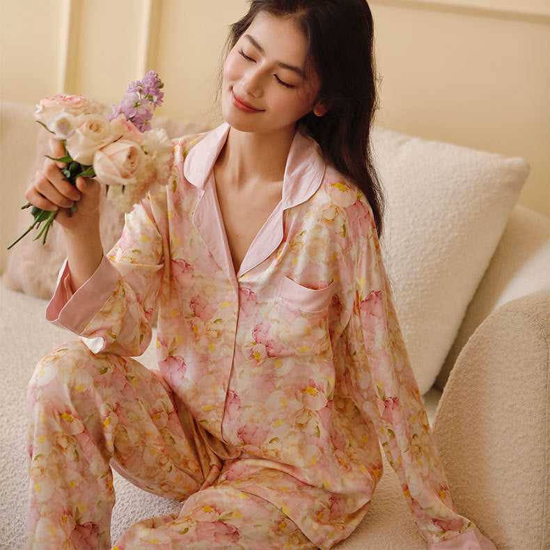 Dame pyjamasæt lavet af let, åndbart stof med blomstermotiv Stilla