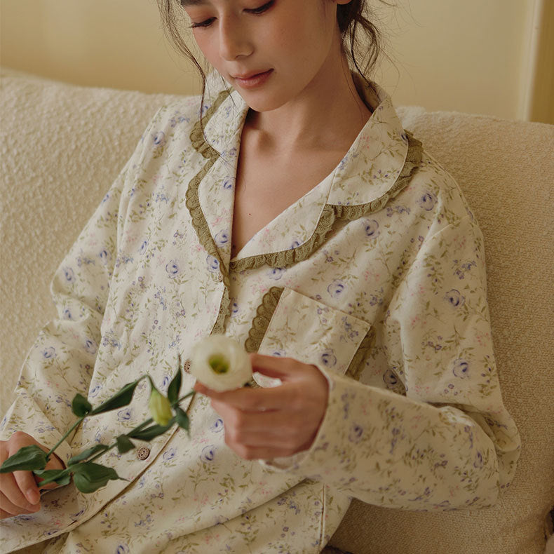 Dame natbluse med sarte blomster mønstre og flæse detaljer Stilla