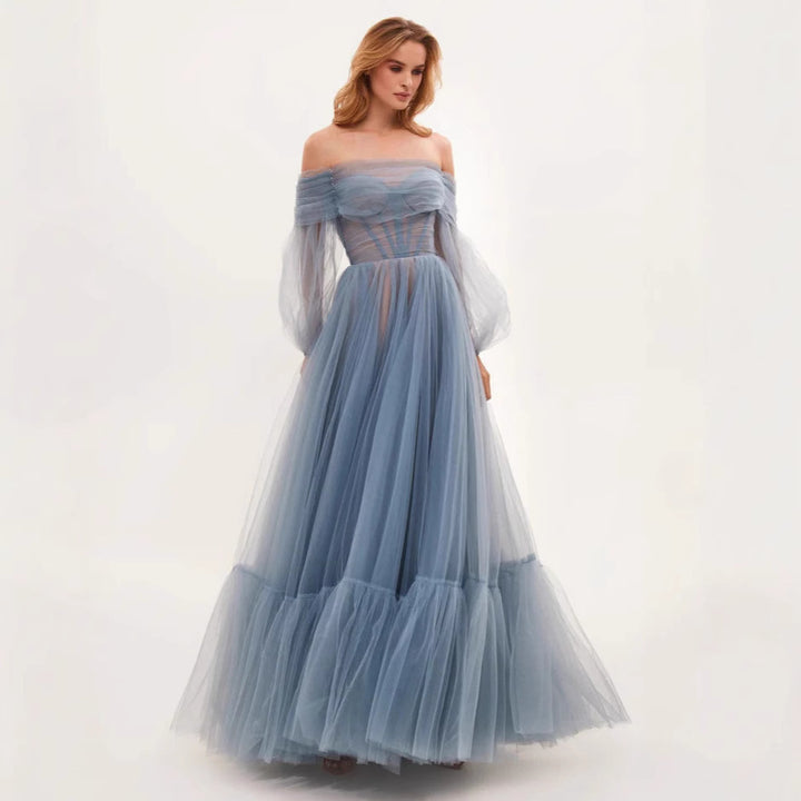 Dame Maxikjole med off-shoulder design og voluminøs tylkant Stilla
