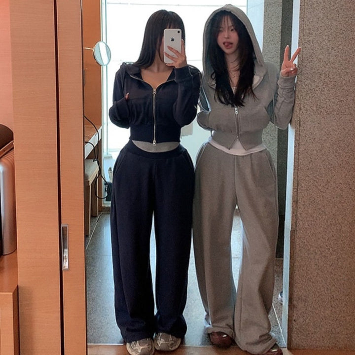Damer fashionabelt og komfortabelt sæt med cropped jakke og elastiske bukser Stilla