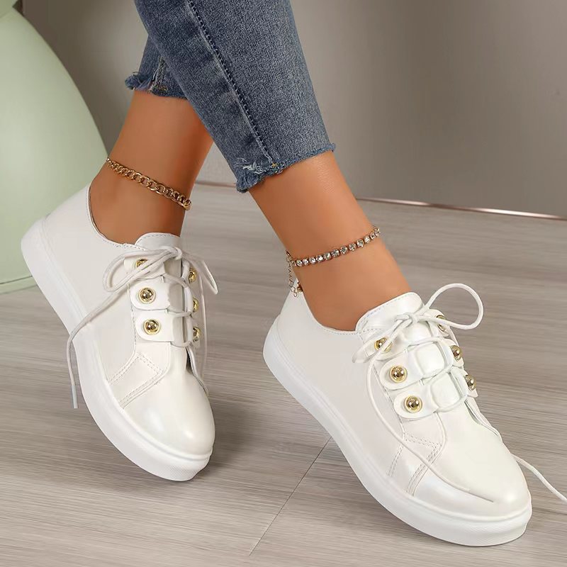 Dame Slip-On Sneakers med skræddersyet metallic-overflade og dekorative knapdetaljer Stilla
