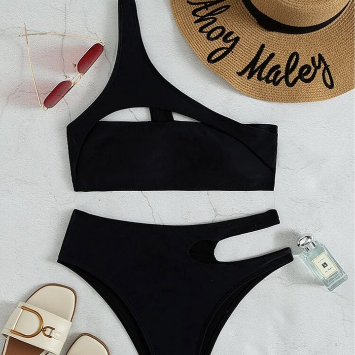 Dame bikini-sæt med asymmetrisk design og spændende cut-out Stilla
