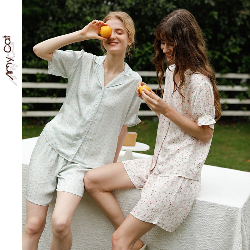 Dame Satin Pyjamasæt med floral design og elegant knaplukning Stilla