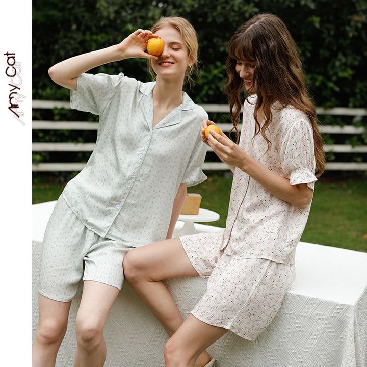 Dame Satin Pyjamasæt med floral design og elegant knaplukning Stilla