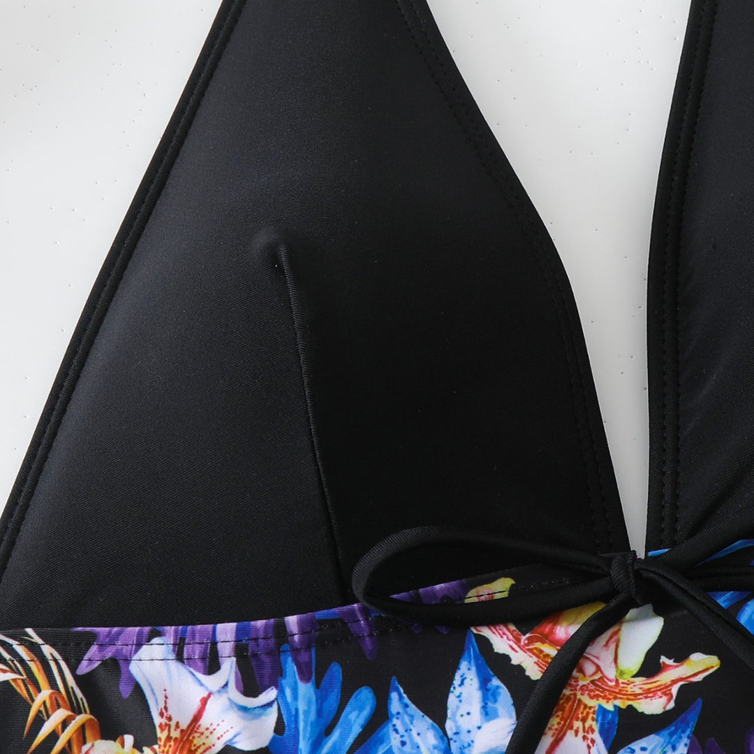 Dame bikini-sæt med blomstret bandeau-overdel og sportslige shorts Stilla