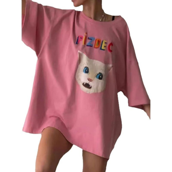 Dame T-shirt med kunstnerisk kattemotiv og livlig skrift Stilla