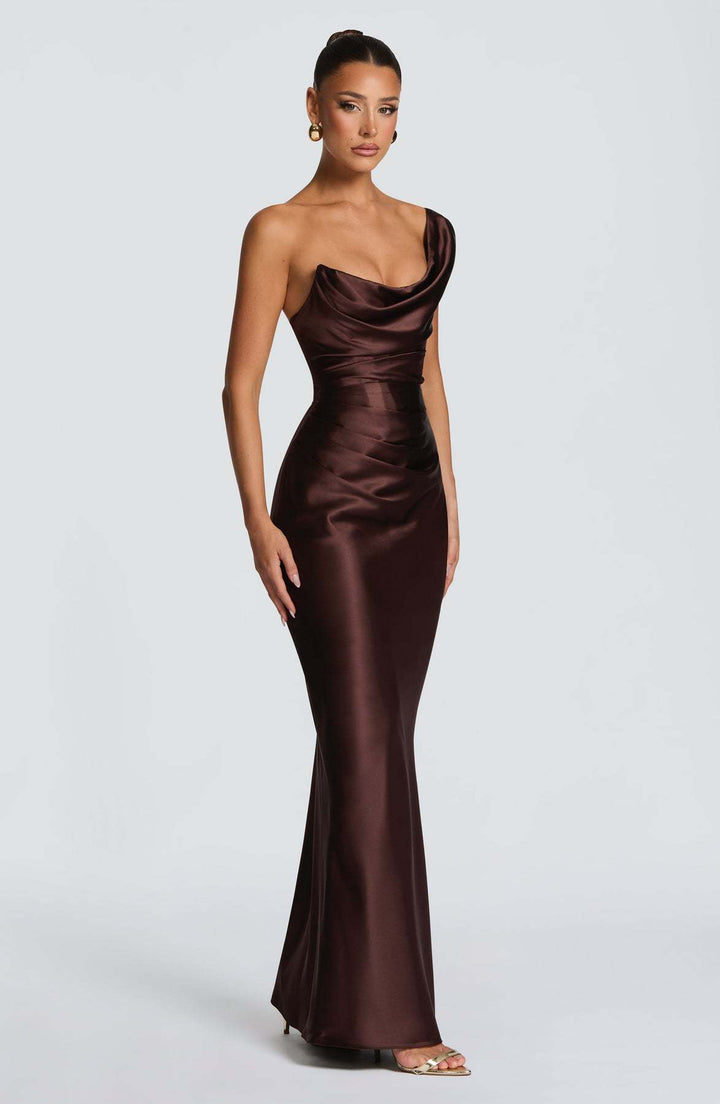 Dame Elegant Aftenkjole med Off-Shoulder Design og Flydende Satin