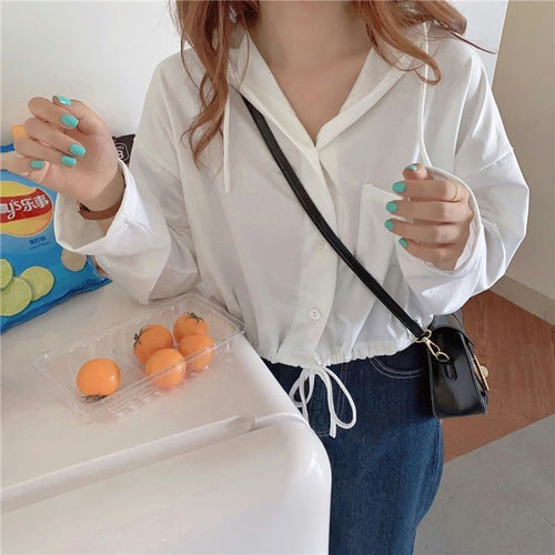 Femme Korte Button-Up Hoodie med Snøre-Detalje Stilla