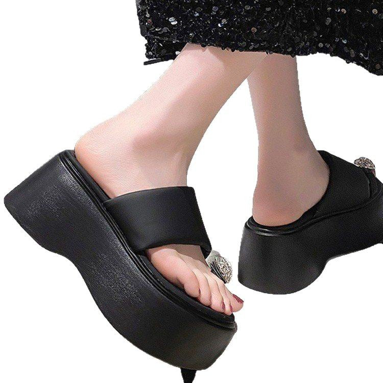 Dame platform-sandaler med moderne remdesign og glitrende accenter Stilla