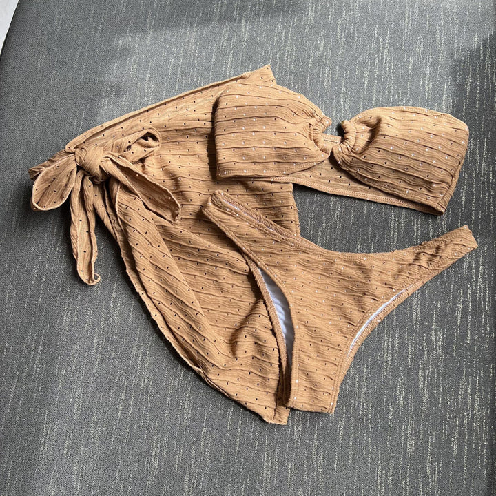 Dame bandeau bikini sæt med justerbar omslag nederdel og innovativ ringdetalje Stilla