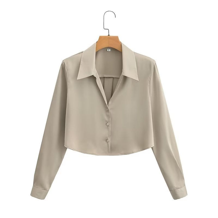 Dame crop-bluse med elegant krave og gennemgående knaplukning Stilla