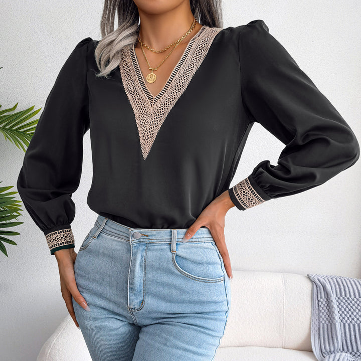 Damebluse med elegant V-hals og dekorative spidsindsatser Stilla