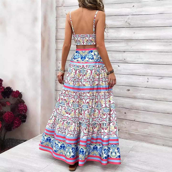 Dame to-dels sommeroutfit med blomster crop-top og luftig maxi-nederdel Stilla