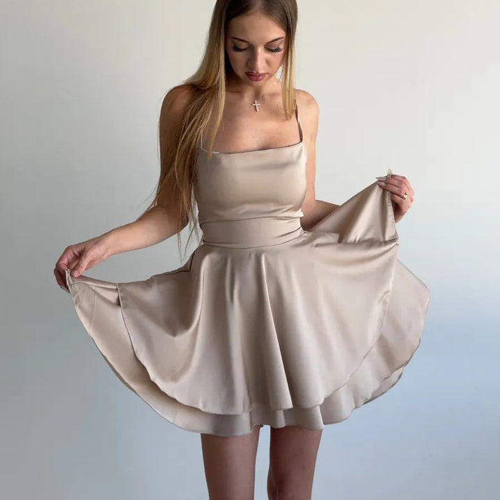 Dame elegant minikjole med hjerteformet udskæring og asymmetrisk skørt Stilla