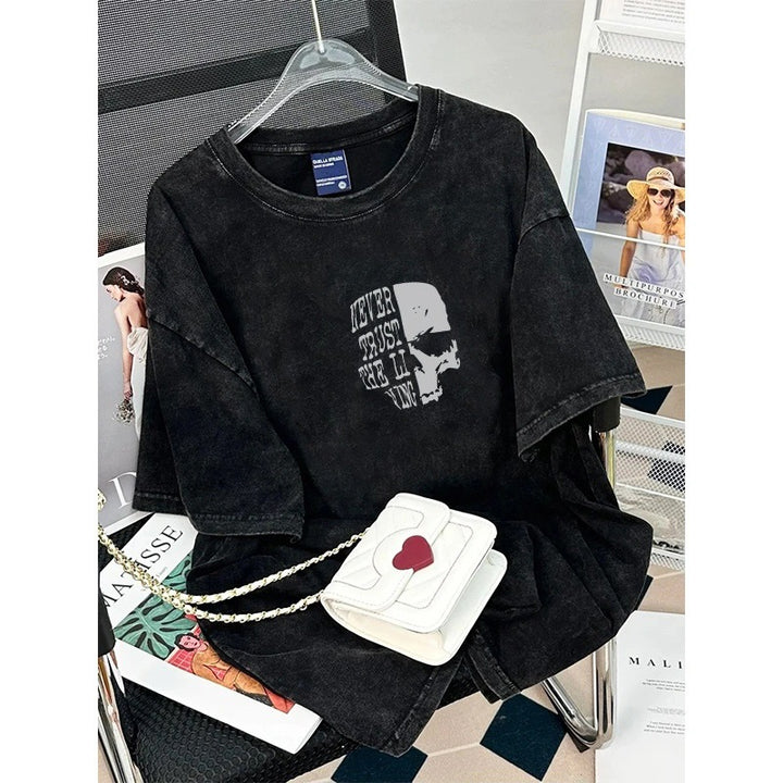 Dame T-shirt i afslappet oversized stil med særligt kreativt grafiktryk Stilla