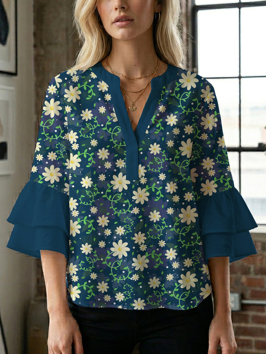 Dame skjorte med voluminøse ærmer og blomsterdesign Skovae