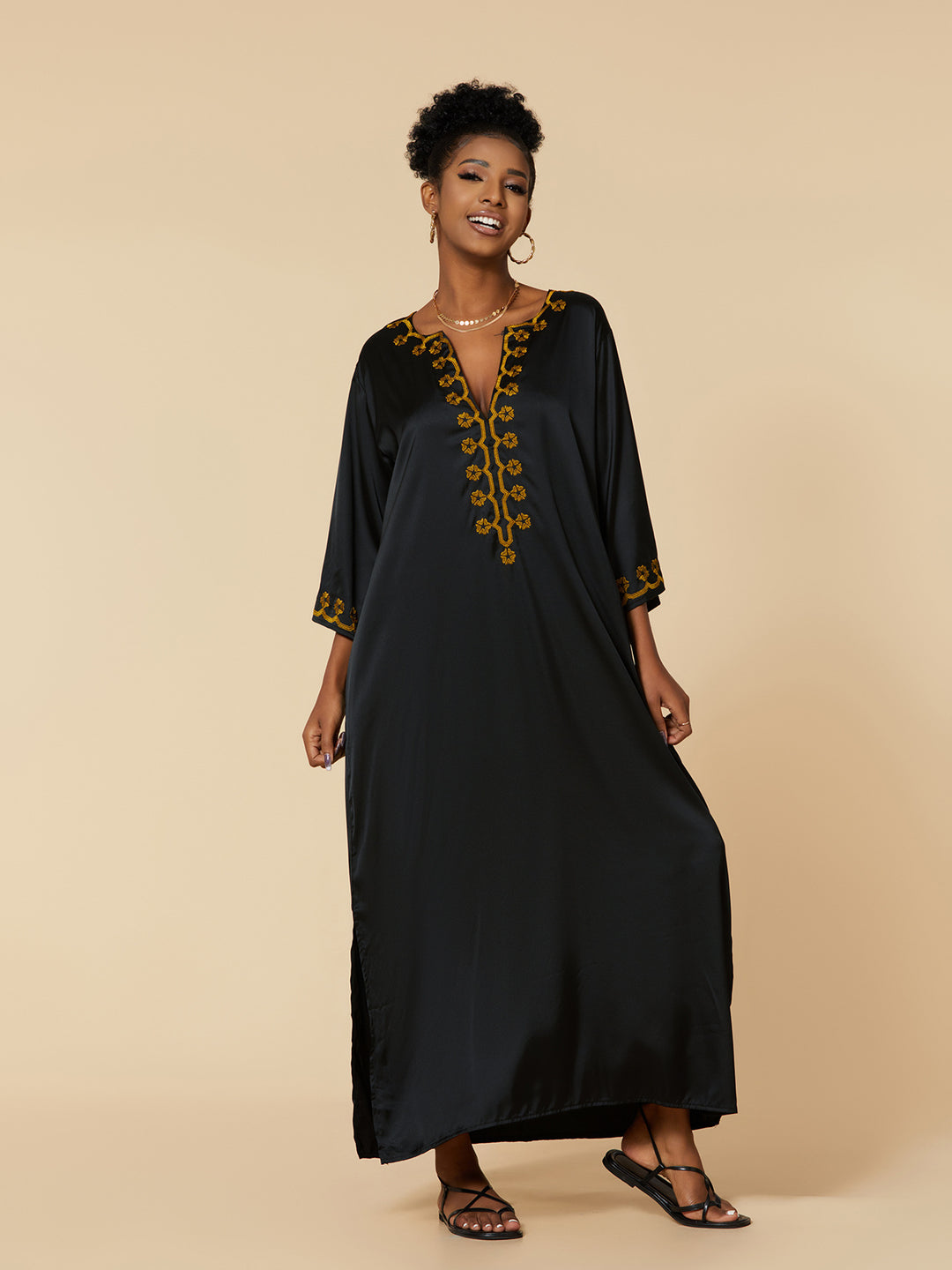 Dame Kaftan med udsøgt håndbroderet kant og elegante sidesplitter Stilla