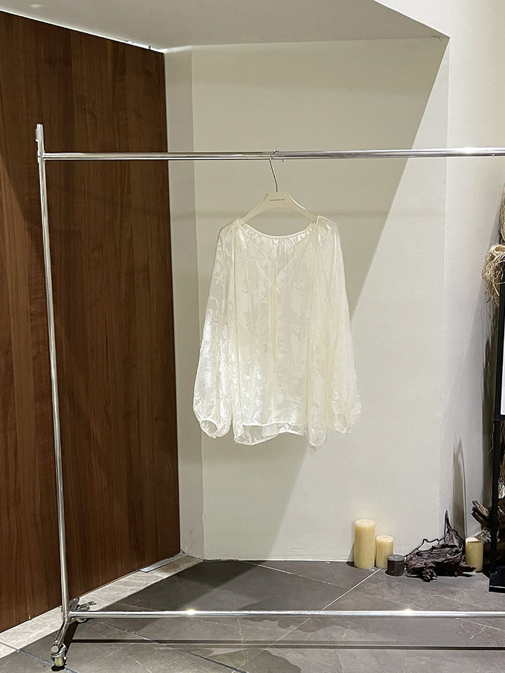 Damebluse i sart chiffon med blomstermotiv og luftige ærmer Stilla