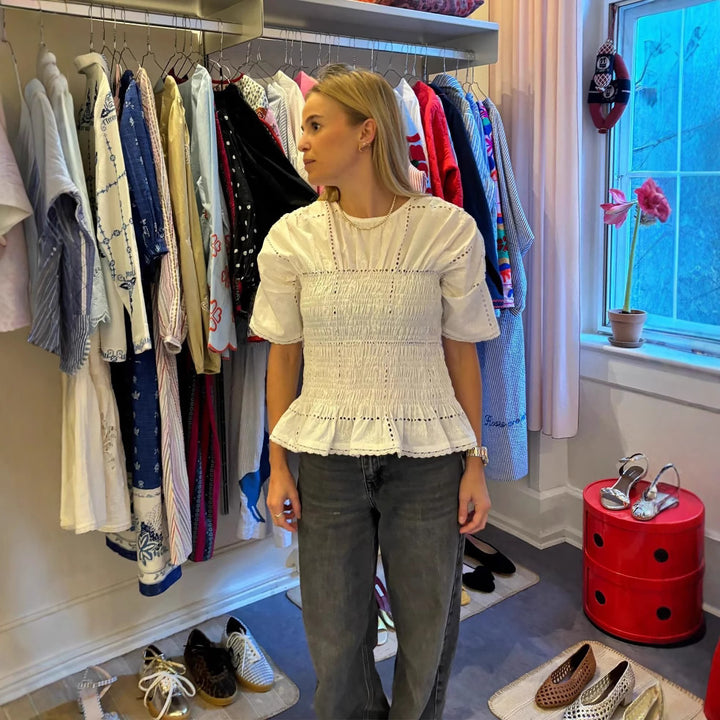 Damebluse med flæsedetailer og elastisk smockdesign Stilla