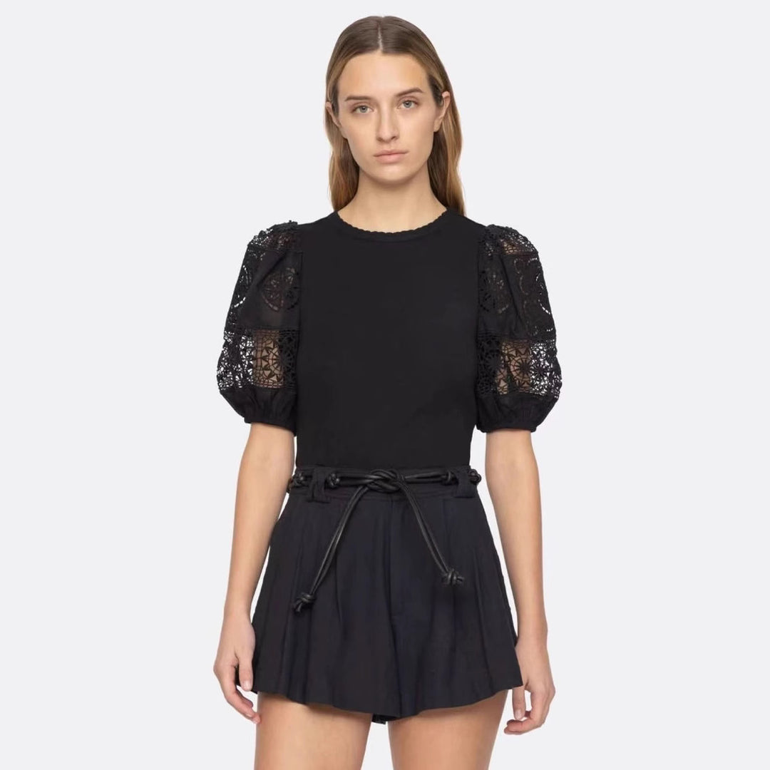 Damebluse med elegante ballonærmer og fine hæklerapplikationer Stilla