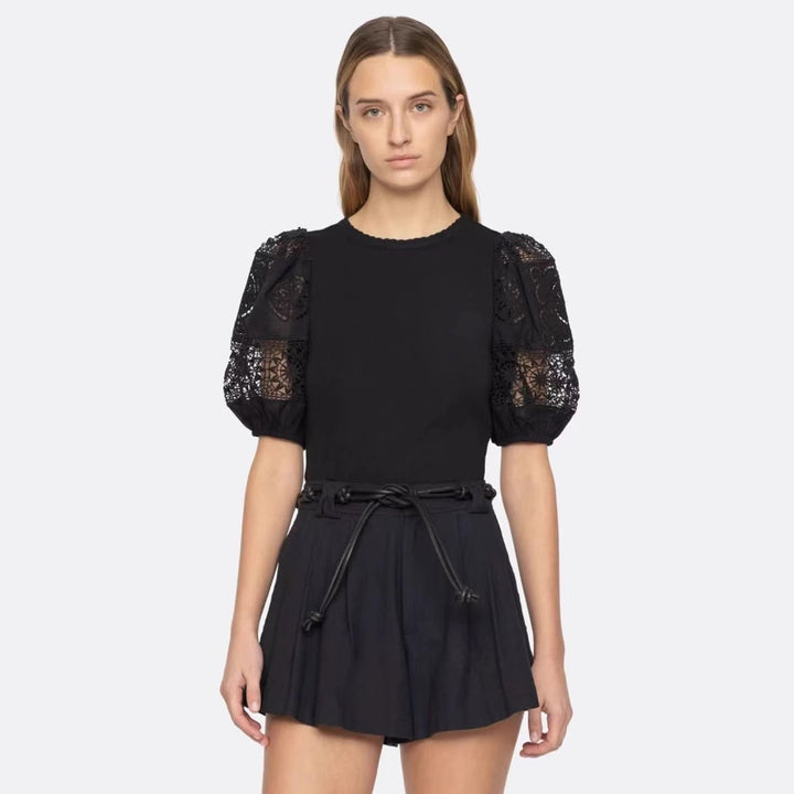 Damebluse med elegante ballonærmer og fine hæklerapplikationer Stilla