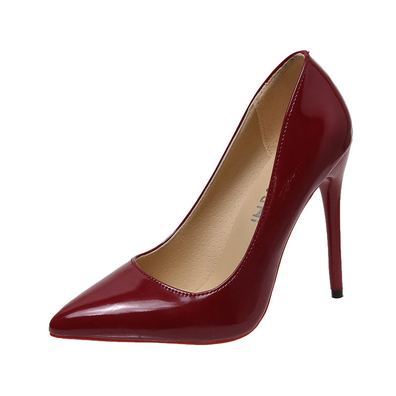 Dame nan spidse kontorvenlige pumps i laklook med smal stiletto og polstret komfortfodbed Skovae