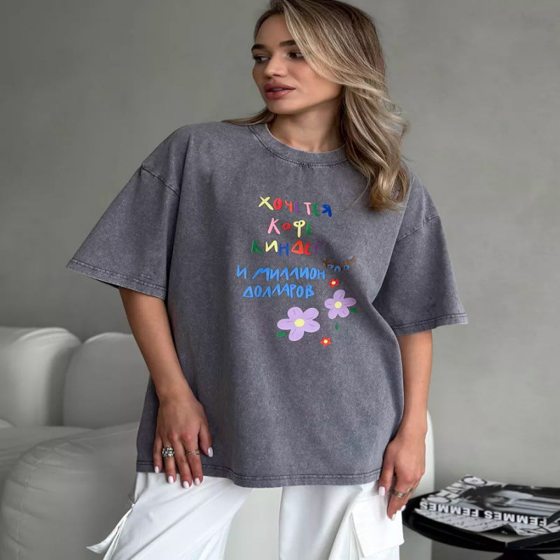 Damer Oversized T-shirt med farverig skrift og florale accenter Stilla