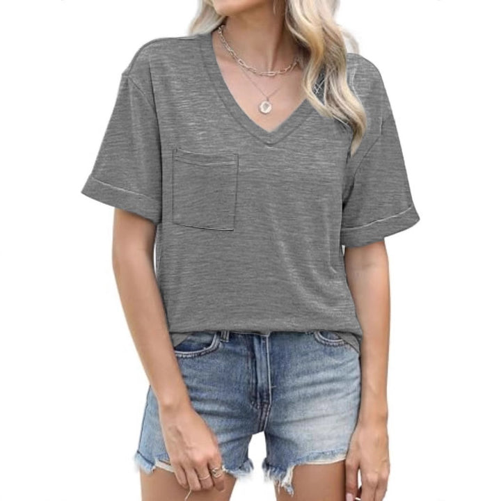 Dame Casual V-hals T-shirt med brystlomme og løs pasform Stilla