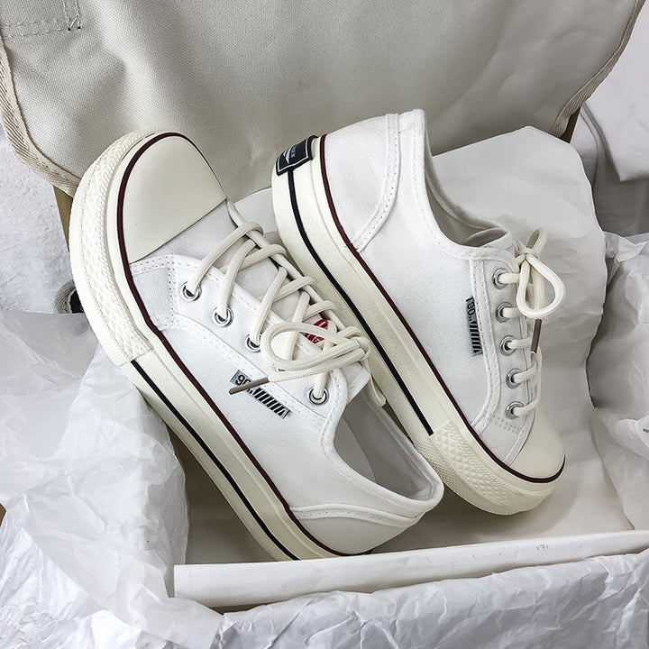 Dame Sneakers i en afslappet retro-look med kontrasterende snørebånd og opbøjelig gummisål Stilla