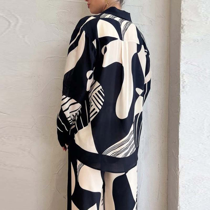 Kvinders fashionable stofensemble med grafisk mønster Stilla