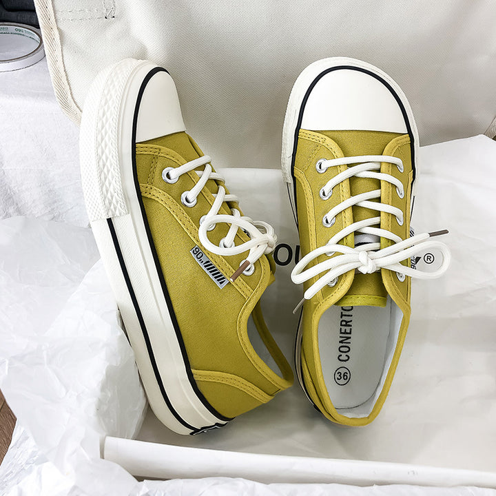 Dame Sneakers i en afslappet retro-look med kontrasterende snørebånd og opbøjelig gummisål Stilla