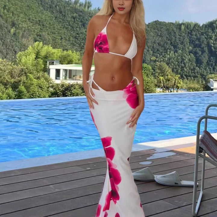Kvinders bikini sæt med elegant indpakningshåndklæde og blomsterdesign