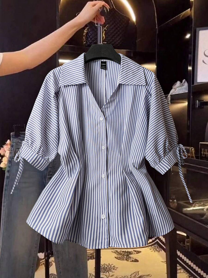 Damebluse med elegante flæse detaljer og moderne stribemønster Skovae
