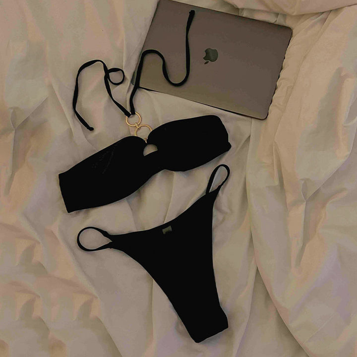 DAME Bandeau-bikini med moderne ring-detalje og nakkebånd Stilla