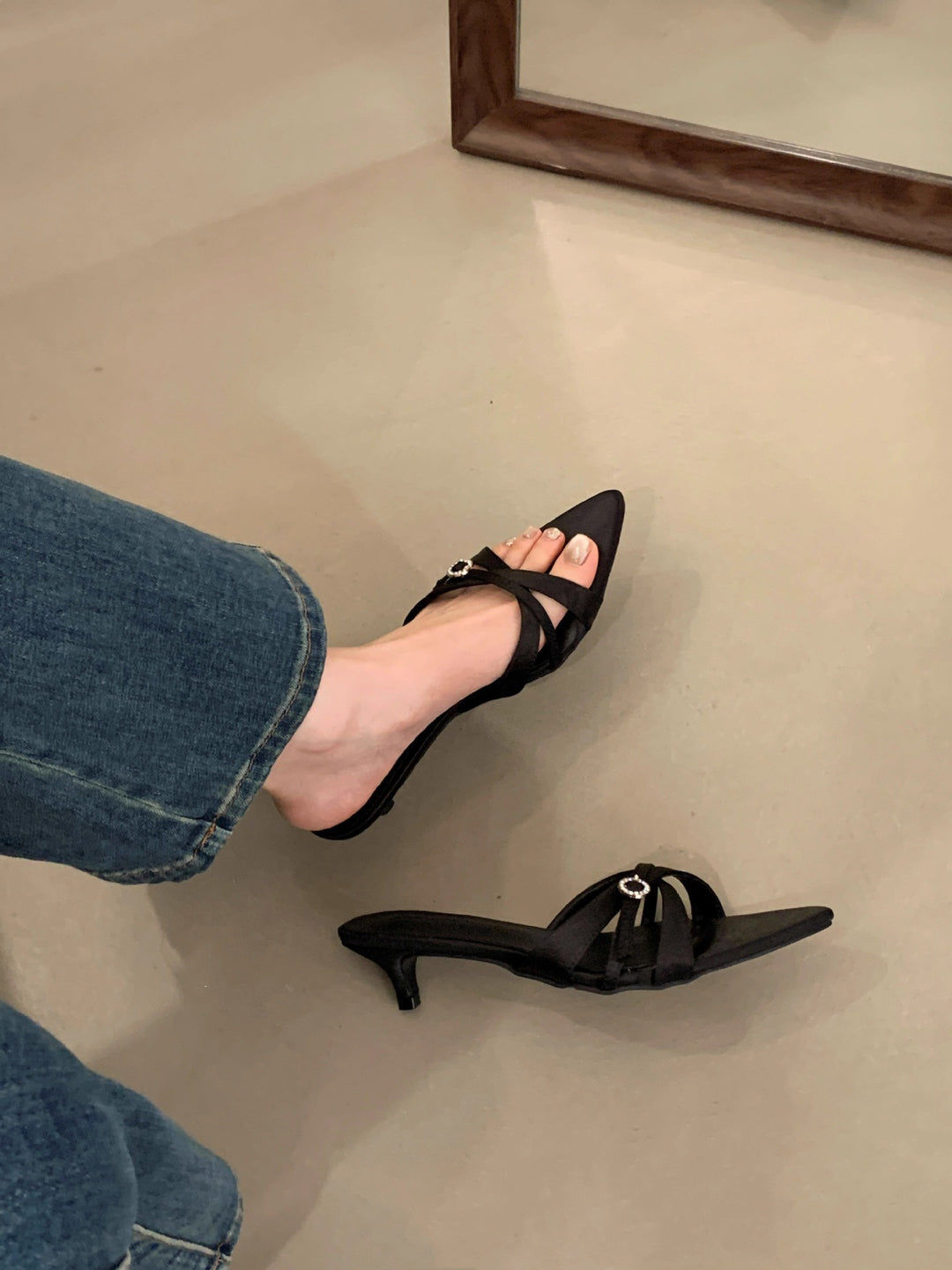 Femme spids tå-sandaletter med dekorative rhinestone accenter Stilla