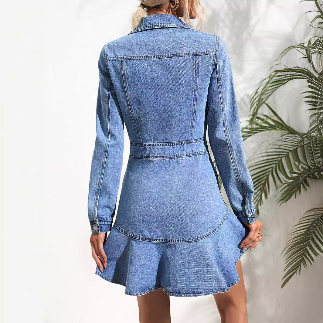Kvinders denimkjole i moderne stil med svingende kant og figursyet silhuet Stilla
