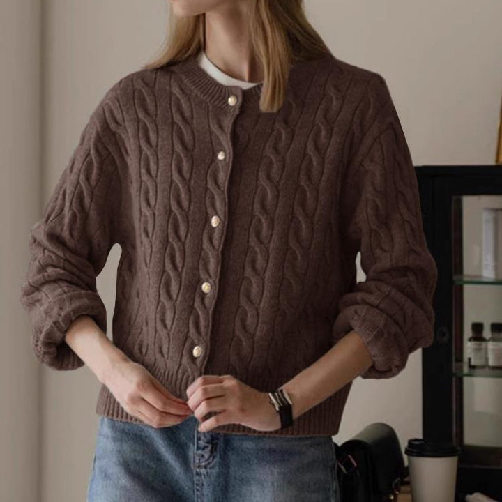 Dame strikjakke med fletmønster og elegante knapdetaljer Stilla