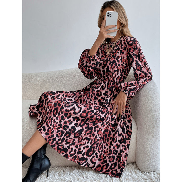 Dame maxikjole i elegant leopardprint med flæseærmer og talje Stilla