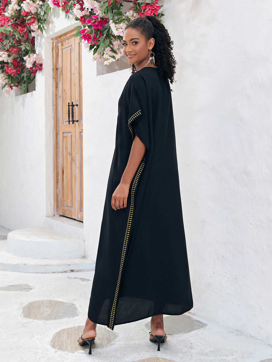 Dame Strandponcho med kunstnerisk guldbroderi-design Stilla