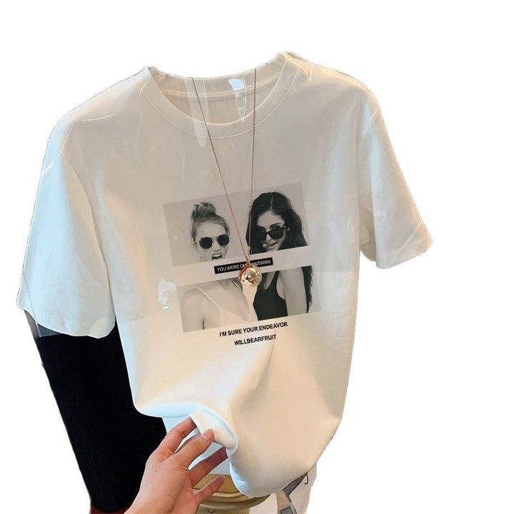 Dame T-shirt med kunstnerisk fototryk og moderne skrift Stilla