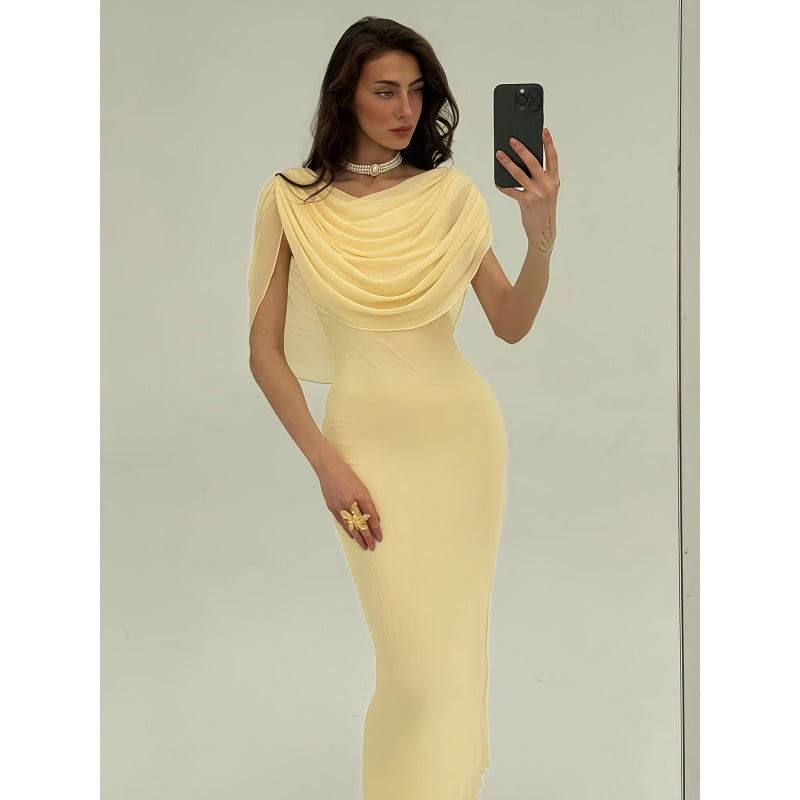 Dameetui kjole med draperet overdel og elegant rygdetalje Skovae