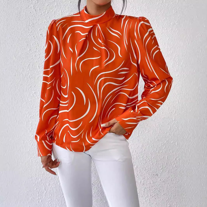 Damebluse med elegant bølgedesign og højhæftet krave Stilla