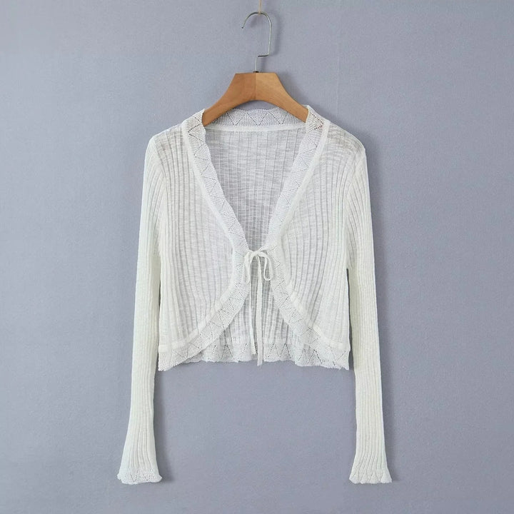 Dame cropped strikjakke med fint ribdesign og sarte spidsdetaljer Stilla