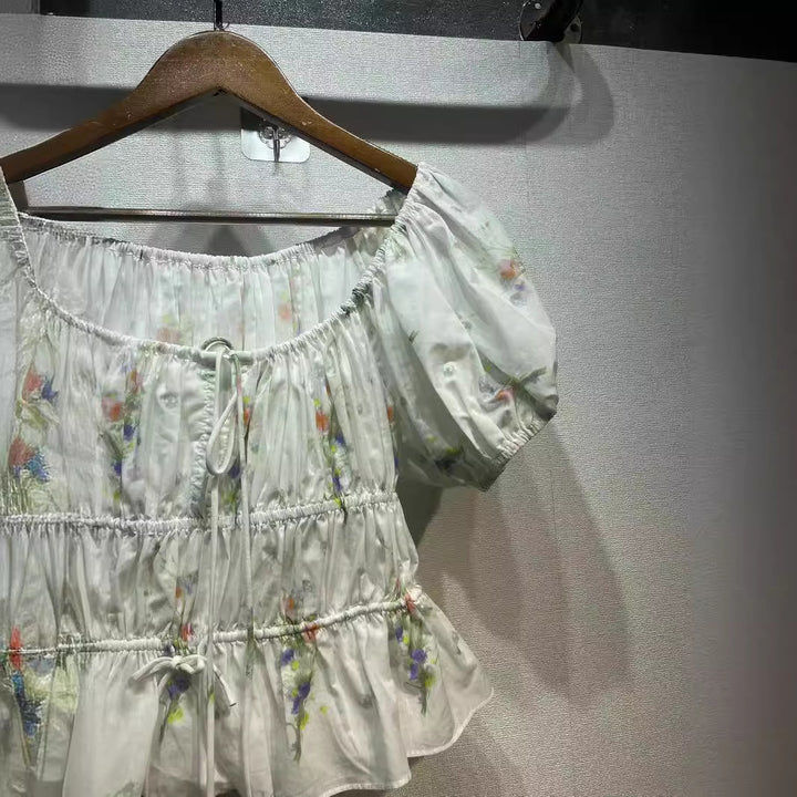 Damebluse med innovativt flæsedesign og blomstret tryk Stilla