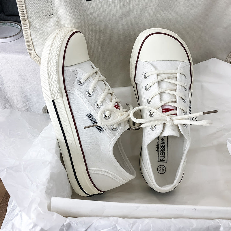 Dame Sneakers i en afslappet retro-look med kontrasterende snørebånd og opbøjelig gummisål Stilla