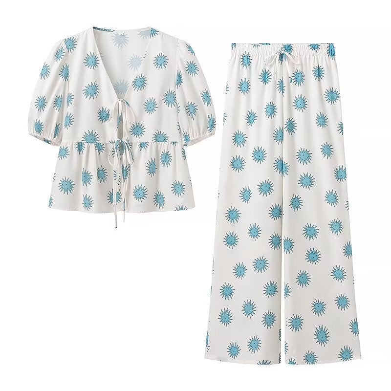 Dame sæt bestående af overdel og løst skåret bukser i floralt design Stilla