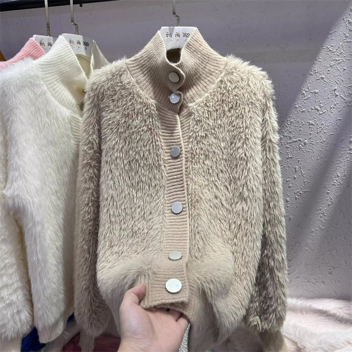 Femme Plush Strikjakke med Knapdetaljer Stilla