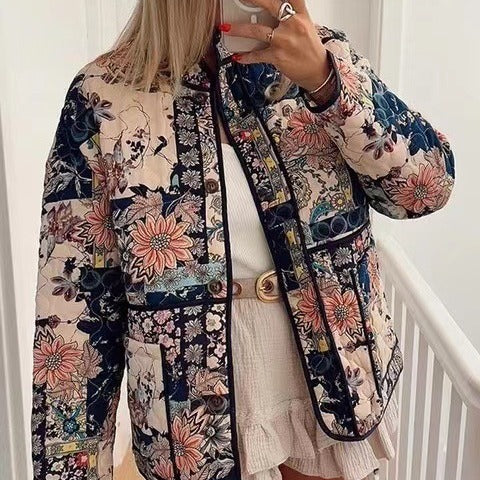 Dame quiltet overgangsjakke med blomster patchwork design og praktiske lommer Stilla